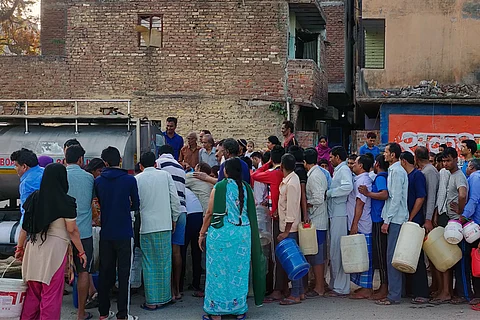 दिल्ली में टैंकर से पानी लेने के लिए लगी कतार; फोटो: आईस्टॉक
