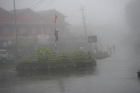 आज, विदर्भ, छत्तीसगढ़, ओडिशा, कोंकण और गोवा, मध्य महाराष्ट्र, गुजरात, तटीय आंध्र प्रदेश और यनम, तेलंगाना, तटीय और दक्षिण आंतरिक कर्नाटक में 204.5 मिमी से अधिक बारिश होने के आसार हैं।