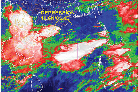 कम दबाव पिछले छह घंटों के दौरान तीन किमी प्रति घंटे की रफ्तार से पश्चिम-उत्तर-पश्चिम की ओर बढ़ गया है।