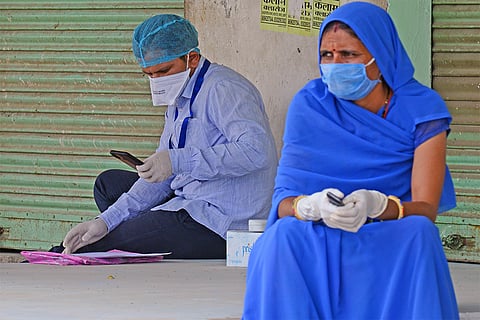 कोरोना के मुश्किल दौर में लोगों की मदद को तत्पर मेडिकल स्टाफ; फोटो: आईस्टॉक