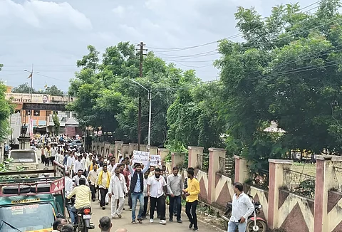 20 अगस्त 2024 को धनगर समुदाय के लोग खामगांव सब डिवीजन कार्यालय में एकत्रित हुए। साथ ही उन्होंने निर्धारित चरागाह गलियारों की मांग को लेकर प्रदर्शन भी किया। फोटो: मेंढपाल पुत्र सेना