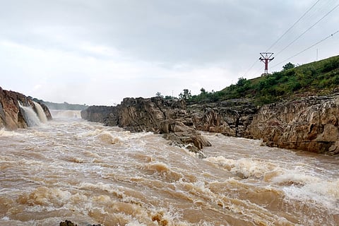 आज, 28 अगस्त को सौराष्ट्र और कच्छ के अधिकतर इलाकों में हल्की से मध्यम बारिश, कुछ हिस्सों में भारी से बहुत भारी बारिश तथा कुछ इलाकों में भयंकर बारिश होने की आशंका जताई गई है।