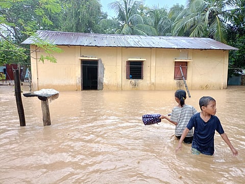 त्रिपुरा में बाढ़ से लगभग 46,271 परिवार विस्थापित हुए हैं, तथा 17 लाख से अधिक लोग प्रभावित हुए हैं। फोटो: मनोज गोगोई