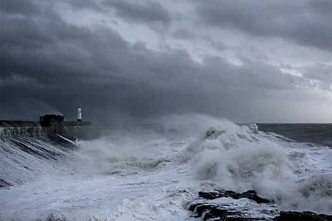 आज, 29 अगस्त को दक्षिण गुजरात तथा सौराष्ट्र और कच्छ जिलों में 45 से 55 किमी प्रति घंटे की गति से चलने वाली तूफानी हवाओं के और तेज होकर 65 किमी प्रति घंटे तक पहुंचने के आसार हैं।
