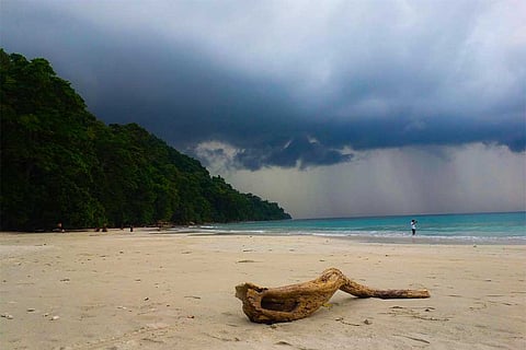 अगले 24 घंटों के दौरान पश्चिम-मध्य और उससे सटे उत्तर-पश्चिम बंगाल की खाड़ी के ऊपर एक कम दबाव का क्षेत्र बनने का पूर्वानुमान है।