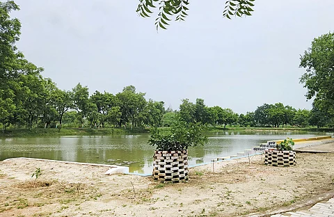 रायबरेली जिले में वीर वीरा तालाब के जीर्णोद्धार की योजना की सफलता इसके समग्र दृष्टिकोण में निहित है, जिसमें इसके कायाकल्प के लिए मुख्य तालाब के साथ-साथ जलभराव और फीडर चैनल, दोनों पर ध्यान दिया गया है