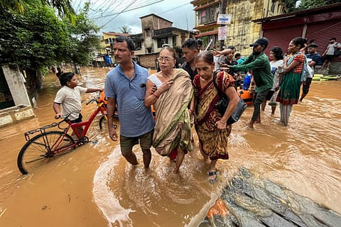 सामाजिक-आर्थिक प्रभावों की बात करें तो गरीब आबादी जलवायु परिवर्तन के कारण अधिक प्रभावित हो रही है, उन्हें अधिक खतरे उठाने पड़ रहे हैं।