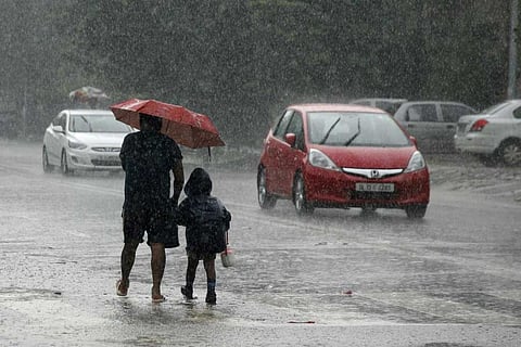 आज, हिमाचल प्रदेश, हरियाणा, चंडीगढ़, दिल्ली, ओडिशा, अरुणाचल प्रदेश, असम और मेघालय समेत इन हिस्सों में गरज के साथ बारिश तथा बिजली गिरने की आशंका जताई गई है।