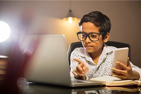 टीवी, मोबाइल, लैपटॉप जैसे उपकरणों के सामने ज्यादा से ज्यादा समय बिताना, साथ ही खराब जीवनशैली जैसे कारक बच्चों की आंखो के लिए खतरा बन रहे हैं; फोटो: आईस्टॉक