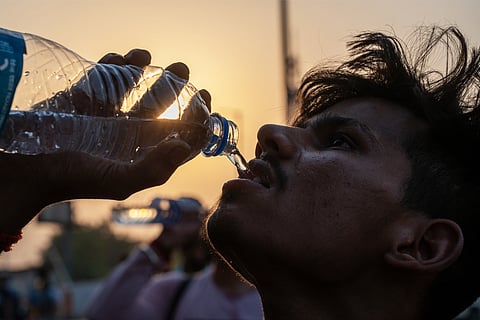 बोतल बंद पानी क बढ़ती मांग क्या कंपनियों के साथ-साथ पर्यावरण और स्वास्थ्य के लिहाज से भी फायदेमंद है; फोटो: आईस्टॉक