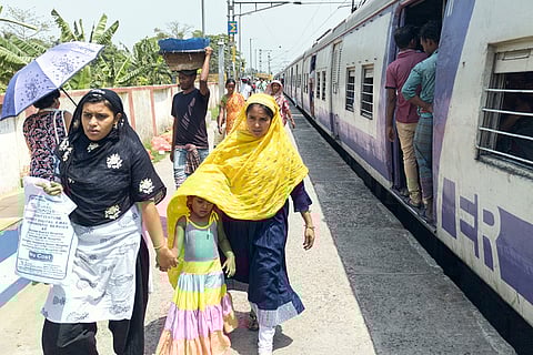 कम आय वाले लोग और जिनके पास निजी वाहन नहीं है, उनके पैदल चलने या सार्वजनिक परिवहन पर निर्भर रहने की अधिक संभावना होती है, जिस वजह से वे भीषण गर्मी का सामना करते हैं।