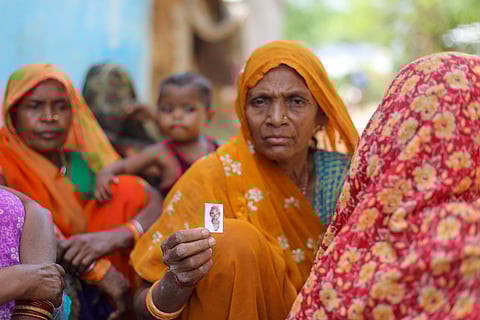 मनौर गांव की बसंती ने हाल ही में अपने पति को खोया है। फोटो विकास चौधरी