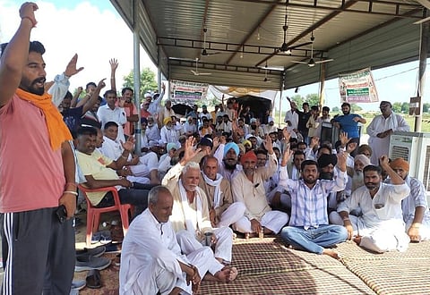 राजस्थान के हनुमानगढ़ जिले मेंं टिब्बी के राठीखेड़ा गांव मेंं प्रस्तावित इथेनॉल फैक्ट्री स्थल पर धरने पर बैठे किसान। फोटो: मदन लाल