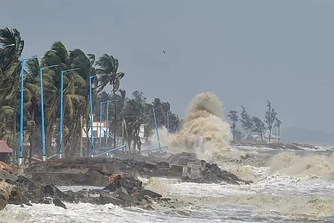 बाढ़ और हवा के कारण कुछ इलाकों में बागवानी और खड़ी फसलों को नुकसान होने की भी आशंका जताई गई है।
