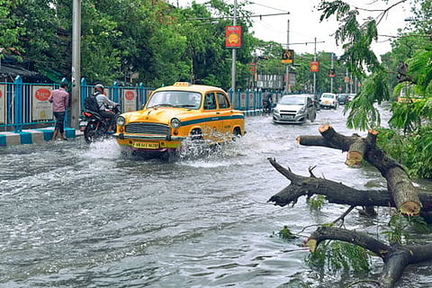 बदलते मौसम के पैटर्न भी क्षेत्रीय मौसम की चरम स्थितियों, जैसे कि लू या हीटवेव और बारिश में अत्यधिक वृद्धि से जुड़े हुए हैं। कुछ क्षेत्रों में, ये चरम स्थितियां जलवायु विज्ञान की तुलना में चार गुना अधिक बार होती हैं।