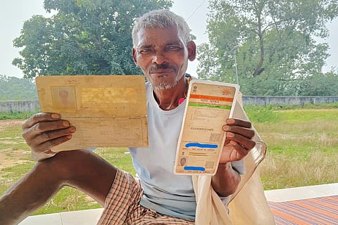 बसंत उरांव लोहरदगा के कांड्रा में रहते हैं। पासबुक में उनका नाम सही लिखा है, लेकिन आधार कार्ड में नाम गलत है। इस वजह से वे अपना 'केवाईसी' नहीं करवा पाए। दुर्भाग्य से उन्हें सरकार से कोई मदद नहीं मिल पा रही है