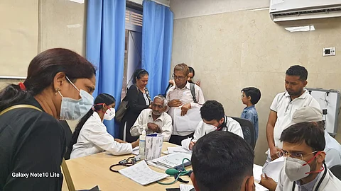 दिल्ली के आरएमएल अस्पताल में चल रही प्रदूषण ओपीडी में मरीजों की भीड़ बढ़ने लगी है। फोटो: भागीरथ