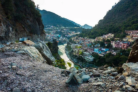 रिपोर्ट में कहा गया है कि तीव्र और बारिश में अत्यधिक बदलाव, साथ ही साथ बढ़ते हुए चरम तूफानों के कारण इस क्षेत्र में भूस्खलन और बाढ़ की घटनाएं अधिक होंगी।