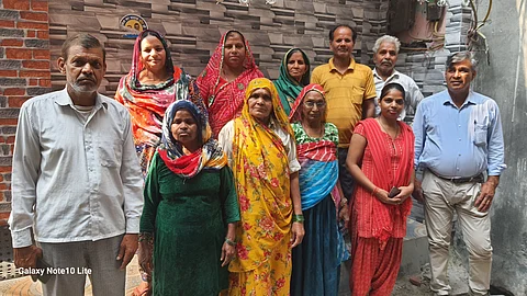 दिल्ली के लालकुआं में रह रहे सिलिकोसिस पीड़ित और अपने प्रियजनों को खोने वाले लोगों के साथ एसए आजाद । फोटो: भागीरथ