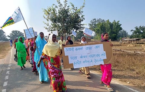 परसा कोयला खदान का विरोध करती हसदेव की आदिवासी महिलाएं; फोटो: टि्वटर @SHasdeo