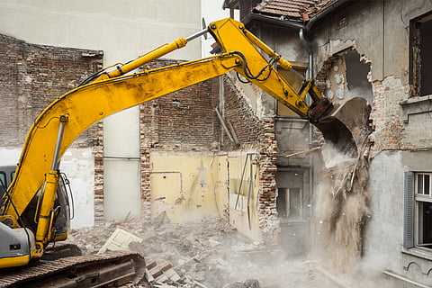 अदालत ने अधिकारियों द्वारा गैरकानूनी तरीके से इमारत को बुलडोजर से ध्वस्त करने की तुलना उस राज्य से की है, जहां कानून नाम की कोई चीज नहीं, बस जिसकी लाठी उसकी भैंस जैसी स्थिति है; प्रतीकात्मक तस्वीर: आईस्टॉक