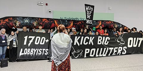 15 नवंबर को नागरिक संगठनों ने सम्मेलन स्थल के भीतर एक विरोध सभा आयोजित की, जिसमें आरोप लगाया गया कि यूएनएफसीसीसी ने 1,700 से अधिक जीवाश्म ईंधन लॉबिस्टों को कॉप29 में शामिल होने की अनुमति दी है। नागरिक समाज के प्रदर्शनकारियों के अनुसार, वे जीवाश्म ईंधन विरोधी एजेंडे को पीछे धकेलने की कोशिश कर रहे हैं। फोटो: जयंत बसु