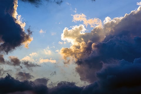 बादलों पर हावी होता माइक्रोप्लास्टिक; प्रतीकात्मक तस्वीर: आईस्टॉक