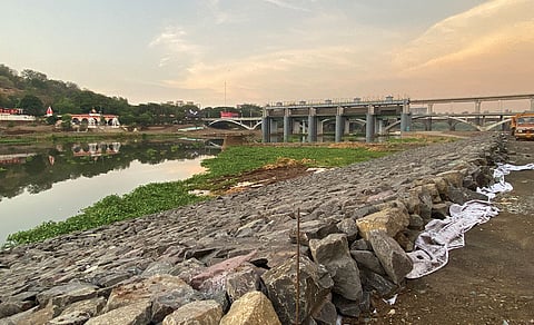 पुणे में मुठा नदी में प्रदूषण जारी है। हालांकि, इसमें घरेलू प्रदूषण का दबाव ज्यादा है