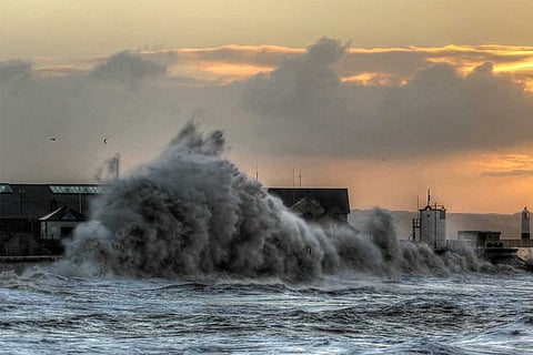 कम दबाव के आज इसी क्षेत्र में बने रहने और डिप्रेशन में तब्दील होकर और खतरनाक होने के आसार हैं