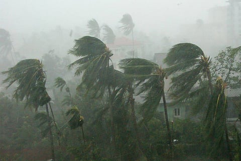 आज, उत्तरी तमिलनाडु, पुडुचेरी और कराईकल के अलग-अलग हिस्सों में तूफानी हवाओं के साथ भयंकर बारिश तथा कुछ इलाकों में भारी से बहुत भारी बारिश होने के आसार हैं