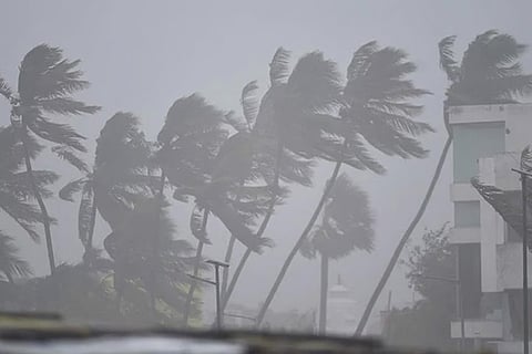 उत्तर तमिलनाडु-पुडुचेरी के अधिकतर इलाकों में तूफानी हवाओं के साथ भयंकर बारिश होने की आशंका जताई गई है।