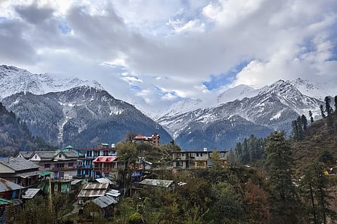 हिमाचल के चंबा, कुल्लू, लाहौल-स्पीति, कांगड़ा और किन्नौर के ऊंचे हिस्सों में मौसम में बदलाव हो सकता है, इन हिस्सों में बारिश और बर्फबारी होने का पूर्वानुमान लगाया गया है।