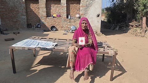 भूरी बाई बलाई के पास आय का कोई दूसरा स्रोत नहीं है। ऐसे में राशन न मिलने से उनके सामने भूखा रहने की नौबत आ गई है। फोटो: शगुन