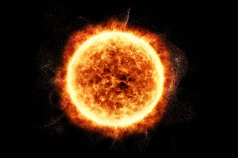 सौर सुपरफ्लेयर्स विद्युत चुम्बकीय विकिरण के शक्तिशाली विस्फोट हैं जो सूर्य जैसे तारों की सतह से निकलते हैं।