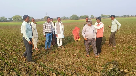ग्रामीणों का कहना है कि इन अधिकारियों ने न तो गांव के सरपंच को सूचित किया और न ही किसी ग्रामीण से पूछा। फोटो: राजकुमार सिन्हा