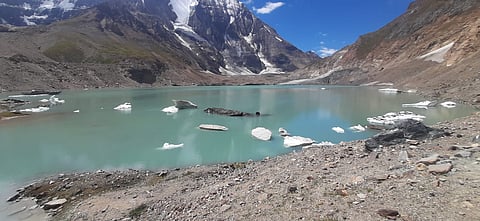 लामो ग्लेशियर के पास बनी झील। फोटो: आदित्म मिश्रा