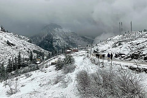 22 और 23 जनवरी को पश्चिमी हिमालयी इलाकों के कुछ हिस्सों में बारिश और बर्फबारी में और तेजी आने का पूर्वानुमान लगाया गया है।