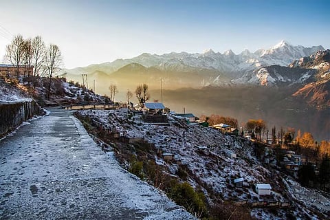 जम्मू और कश्मीर तथा लद्दाख के अलग-अलग इलाकों में न्यूनतम तापमान शून्य डिग्री सेल्सियस से नीचे चला गया है।