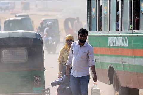 ढाका की फिजाओं में घुला जहर; फोटो: आईस्टॉक