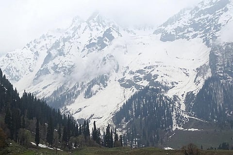 लंबे अरसे से बने शुष्क मौसम के बाद एक बार फिर पश्चिमी हिमालयी इलाकों में बारिश व बर्फबारी के दौर के जारी होने का पूर्वानुमान है।