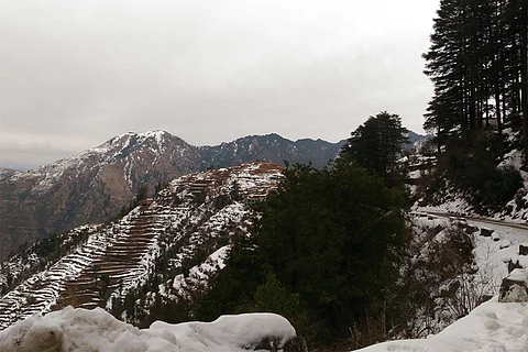 पश्चिमी विक्षोभ चक्रवाती प्रसार के रूप में लगातार जारी है। इसके कारण जम्मू और कश्मीर, लद्दाख, गिलगित-बाल्टिस्तान और मुजफ्फराबाद में बारिश और बर्फबारी रिकॉर्ड की गई।