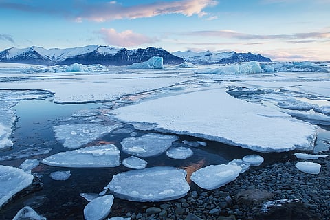जलवायु में आते बदलावों की वजह से तेजी से पिघलती बर्फ, फोटो: आईस्टॉक