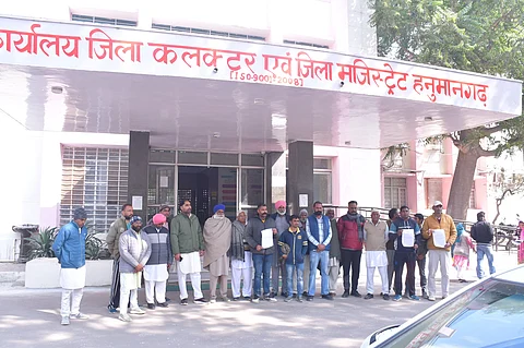 राजस्थान के हनुमानगढ़ नगर परिषद में दो ग्राम पंचायतों को शामिल करने का ग्रामीण विरोध कर रहे हैं। फोटो: हिमांशु मिढ़ा