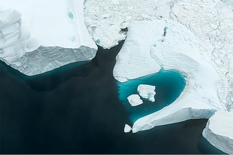 बढ़ते तापमान के साथ तेजी से पिघलती बर्फ; फोटो: आईस्टॉक