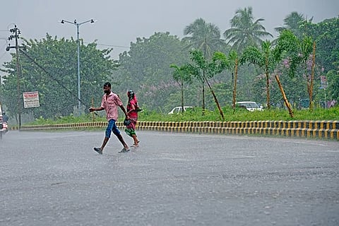 21 और 23 फरवरी को पश्चिम बंगाल में गंगा के तटीय इलाकों, झारखंड और ओडिशा में गरज के साथ हल्की से मध्यम बारिश होने की संभावना है।