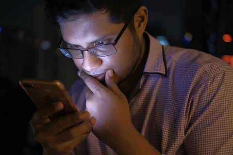 आंखों पर पड़ने वाले तनाव को कम करने के लिए, हर 20 मिनट में 20 सेकंड तक दूर रहें और 20 फीट दूर किसी भी चीज को देखें।