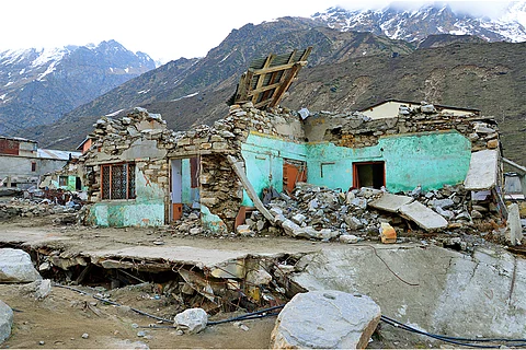 बाढ़ की विभीषिका झेलते पहाड़; फोटो: आईस्टॉक