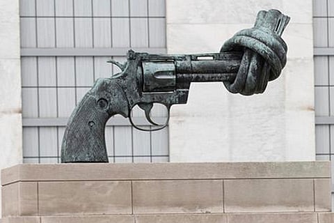 पारंपरिक हथियारों का अत्यधिक संग्रह, छोटे हथियारों और हल्के हथियारों का अवैध व्यापार अंतर्राष्ट्रीय शांति और सुरक्षा तथा सतत विकास को खतरे में डालता है