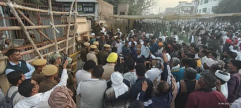 श्रीगंगानगर जिले में घड़साना मेंं उपखंड अधिकारी कार्यालय के समक्ष धरने पर बैठे किसान। फोटो: अमरपाल वर्मा