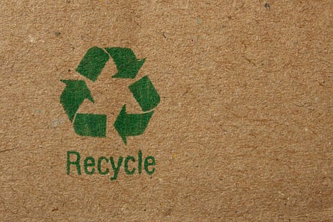 रीसाइक्लिंग सर्कुलर अर्थव्यवस्था का एक महत्वपूर्ण हिस्सा है, जो हमारे प्राकृतिक संसाधनों की रक्षा करने में मदद करता है।